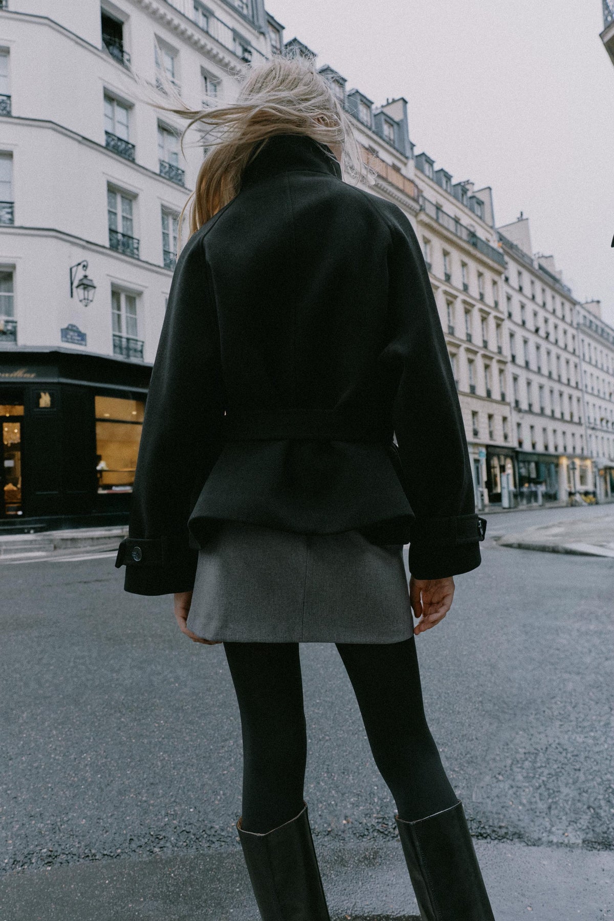 #121315, Noir