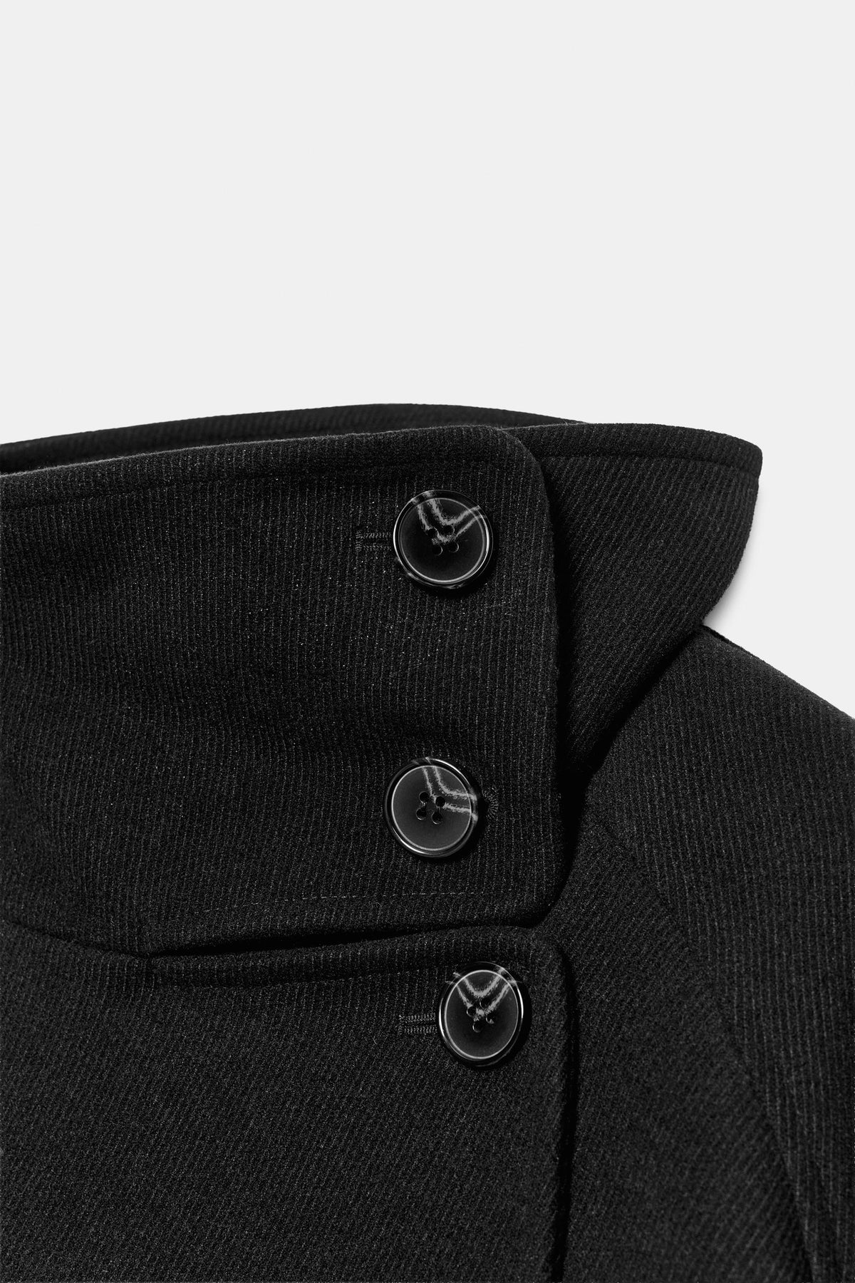 #121315, Noir